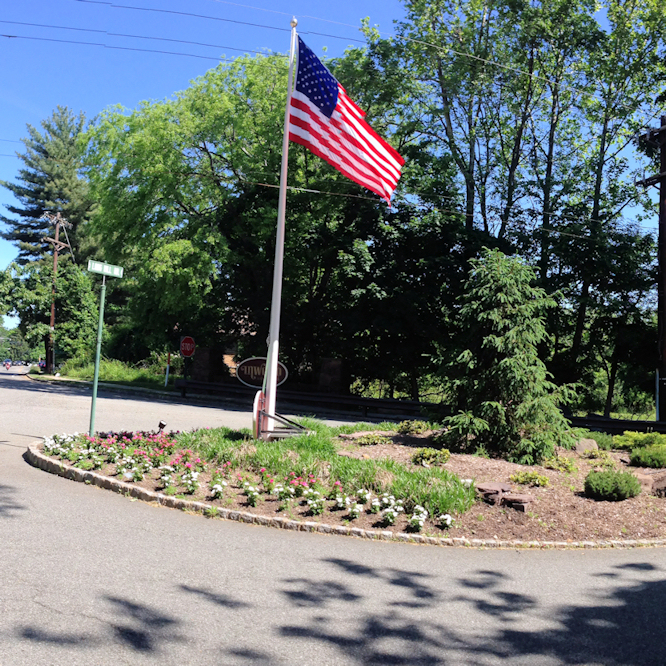 Inwood entrance with landscaping